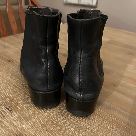 VIBRAM boots - Picture 2 of 6